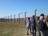 krakow6  3.E za ostnatým drôtom, Birkenau, 18.3.2015