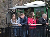 11  11.	Pôvabné dievčatá čakajúce na vyzdvihnutie.