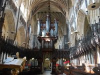 12  12.	Najdlhší neprerušovaný strop na svete v katedrále v Exeteri.