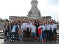 18  18.	Celá výprava pred Buckinghamským palácom. Ako správni patrioti v tričkách GLS.