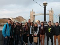 21  21.	Kompletná výprava z 3.D triedy. V pozadí Tower Bridge.