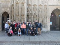 24  24.	V očakávaní pred prehliadkou katedrály v Exeteri.